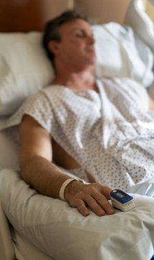 Hasta hastane yatağında oksijen doygunluğunu takip ediyor..