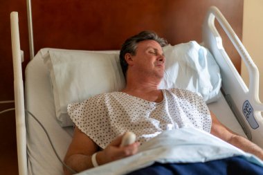 Ağrısı olan hasta hastane yatağında uzaktan kumandalı hemşire istiyor..