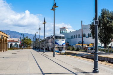 Amtrak Pasifik Surfliner treni Kaliforniya 'daki Santa Barbara istasyonunda.