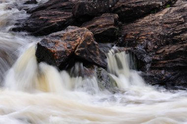 Şelalenin ortasında kayalar, hylstroemmen, swede