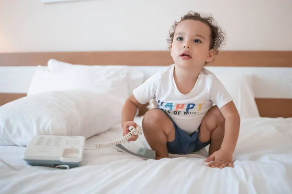 Joyeux Enfant Appelant Sur Téléphone Bouton Poussoir Dans Chambre Hôtel — Photo