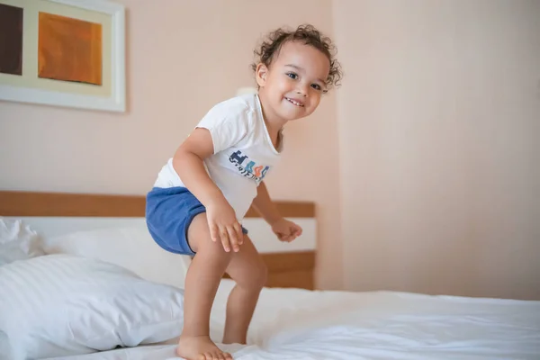 Funny Happy Kid Jumping Parents Bed Master Bedroom — Stock Photo, Image