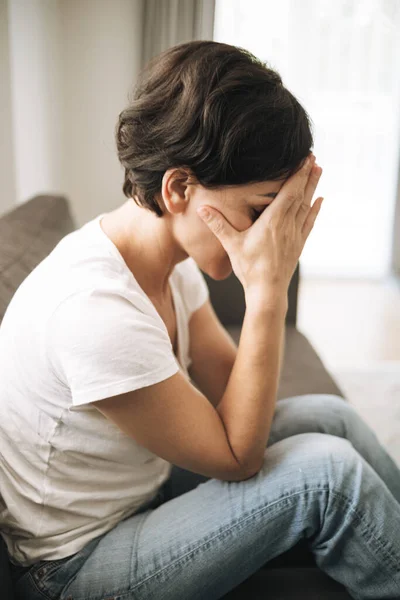 Kobieta Płacze Zamykając Twarz Rękami Kobieta Depresji Przemoc Domowa Rozwody — Zdjęcie stockowe