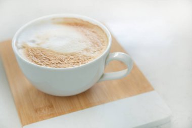 Büyük, beyaz kahve kapuçinosu. 