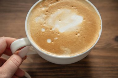 Büyük, beyaz kahve kapuçinosu. 