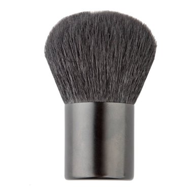 Kozmetik ürünleri için kullanılan fırça beyaz arka planda izole edilmiştir. Cilt bakımı kavramı