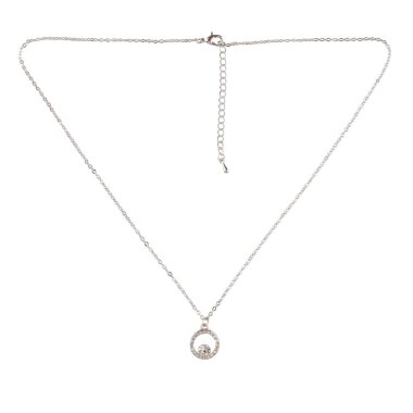 Beyaz arka planda kolyesi olan gümüş elmas zincir.