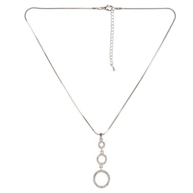 Beyaz arka planda kolyesi olan gümüş elmas zincir.