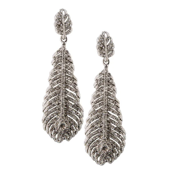 Beyaz arka planda gelin için bir çift gümüş elmas küpe