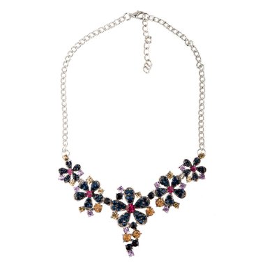 Beyaz arka planda değerli taşlar, elmaslar ve kristallerle izole edilmiş lüks mücevherler..