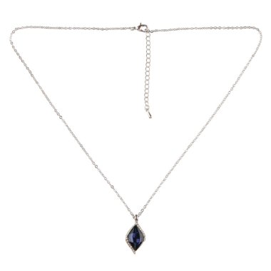 Beyaz arka planda ince bir zincir üzerinde mavi elmas safir olan gümüş kolye.