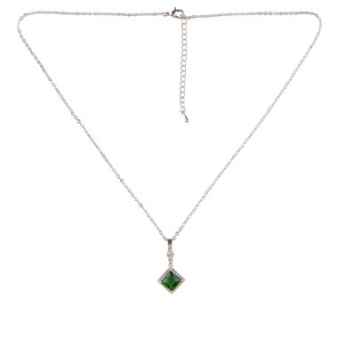 Beyaz arka planda, üzerinde zümrüt olan gümüş kolye.