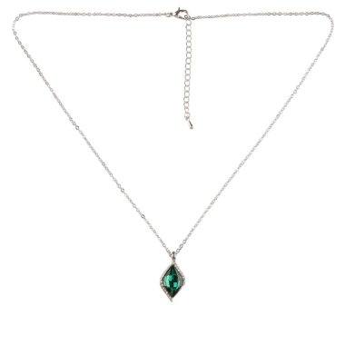 Beyaz arka planda kolyesi olan gümüş elmas zincir.