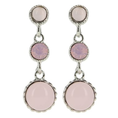 Beyaz arka planda açık pembe kristalleri olan gümüş küpeler.