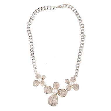 Beyaz arka planda değerli taşlar, elmaslar ve kristallerle izole edilmiş lüks mücevherler..