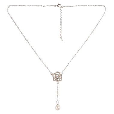 Beyaz arka planda kolyesi olan gümüş elmas zincir.