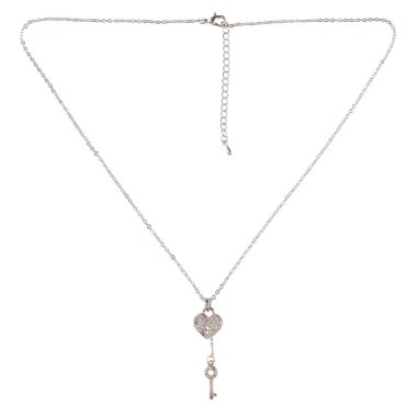 Beyaz arka planda kolyesi olan gümüş elmas zincir.