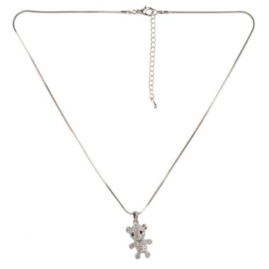 Beyaz arka planda kolyesi olan gümüş elmas zincir.