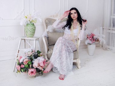 Sabahları iç çamaşırlı gelin büyüleyici bir çiçek dekoru ile çevrili..