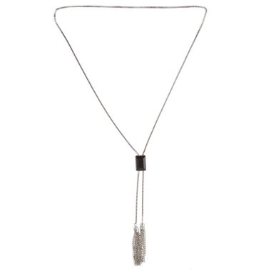 Kolyeli gümüş zincir ve beyaz arka planda kristaller.