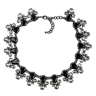 Beyaz arka planda değerli taşlar, elmaslar ve kristallerle izole edilmiş lüks mücevherler..