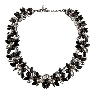 Beyaz arka planda değerli taşlar, elmaslar ve kristallerle izole edilmiş lüks mücevherler..