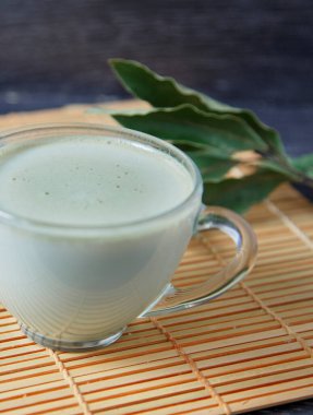 Matcha latte yeşil kupa. Japonya 'dan moda çay akımı.