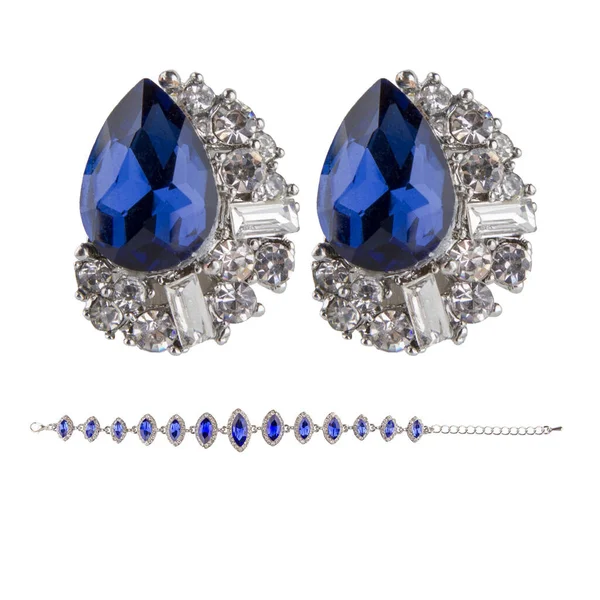 Silberne Ohrringe Und Armband Mit Blauen Kristallen Auf Weißem Hintergrund — Stockfoto