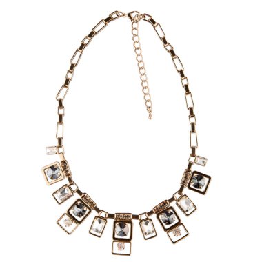 Beyaz arka planda değerli taşlar, elmaslar ve kristallerle izole edilmiş lüks mücevherler..