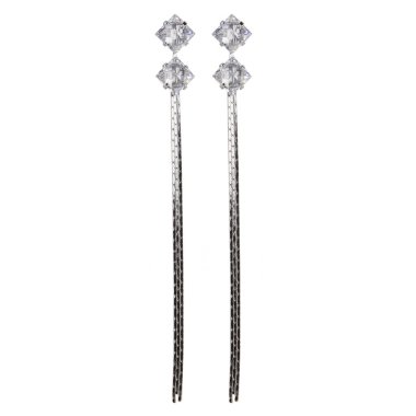 Beyaz arka planda gelin için bir çift gümüş elmas küpe