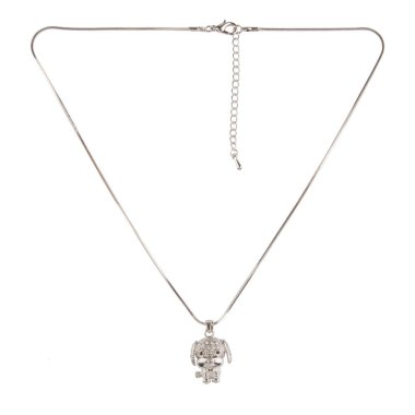 Kolyeli gümüş zincir ve beyaz arka planda kristaller.