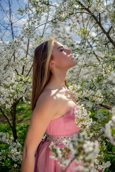 Porträtt Asiatisk Flicka Vacker Aftonklänning Blommande Trädgård Blommande Träd Japanska — Stockfoto