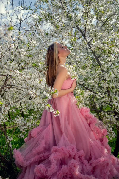 Porträtt Asiatisk Flicka Vacker Aftonklänning Blommande Trädgård Blommande Träd Japanska — Stockfoto