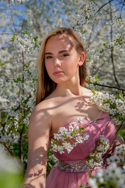 Retrato Uma Menina Asiática Belo Vestido Noite Jardim Florescente Árvores — Fotografia de Stock