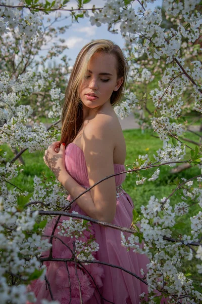 Porträt Eines Asiatischen Mädchens Einem Schönen Abendkleid Einem Blühenden Garten — Stockfoto