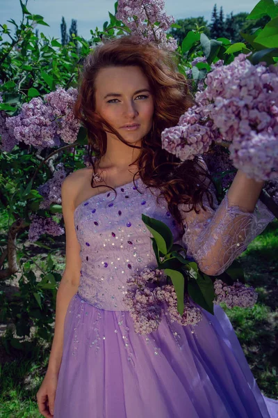 Vårstilen Ung Kvinna Vacker Klänning Trädgård Med Blommande Lila Buskar — Stockfoto