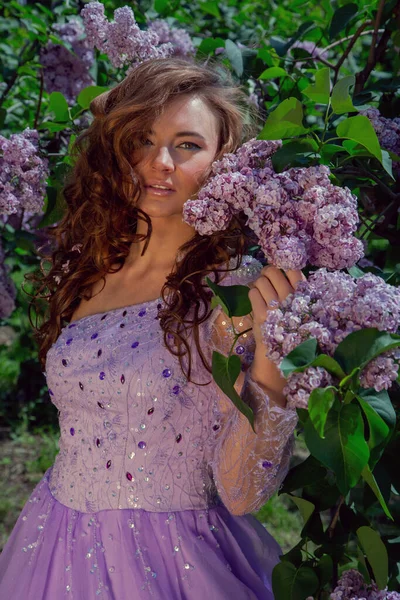 Estilo Primavera Uma Mulher Nova Vestido Bonito Jardim Com Arbustos — Fotografia de Stock