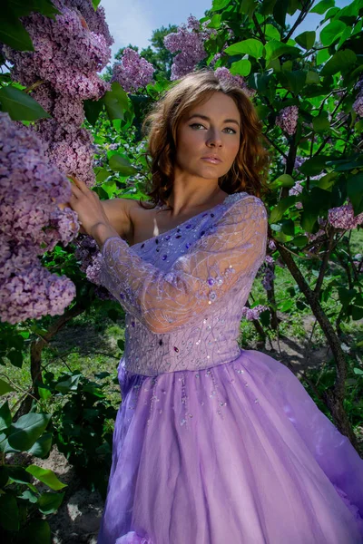 Spring Style Young Woman Beautiful Dress Garden Blooming Purple Bushes — Stock Photo, Image