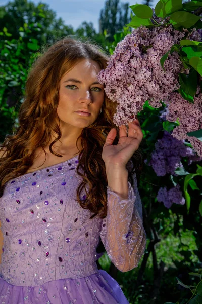 Vårstilen Ung Kvinna Vacker Klänning Trädgård Med Blommande Lila Buskar — Stockfoto