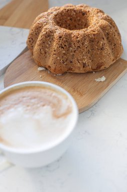 Kekin yemek fotoğrafları, kuru üzümlü pasta, fındık, kapuçino, kahve, fırın, tatlı..