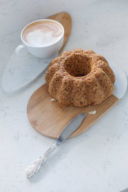 Kekin yemek fotoğrafları, kuru üzümlü pasta, fındık, kapuçino, kahve, fırın, tatlı..