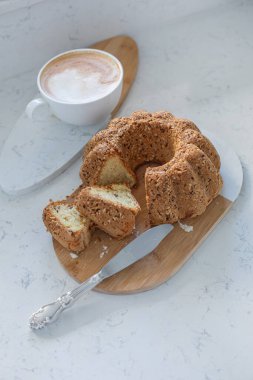 Kekin yemek fotoğrafları, kuru üzümlü pasta, fındık, kapuçino, kahve, fırın, tatlı..
