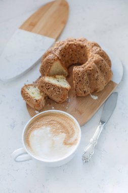 Kekin yemek fotoğrafları, kuru üzümlü pasta, fındık, kapuçino, kahve, fırın, tatlı..