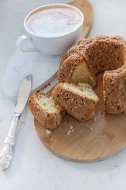 Kekin yemek fotoğrafları, kuru üzümlü pasta, fındık, kapuçino, kahve, fırın, tatlı..