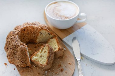 Kekin yemek fotoğrafları, kuru üzümlü pasta, fındık, kapuçino, kahve, fırın, tatlı..