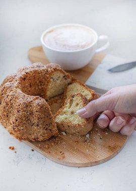 Kekin yemek fotoğrafları, kuru üzümlü pasta, fındık, kapuçino, kahve, fırın, tatlı..
