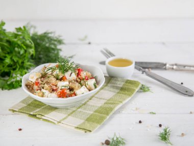 Taze salata, kinoa peyniri ve taze domates. Lean vejetaryen. Beyaz tahta arkaplan.