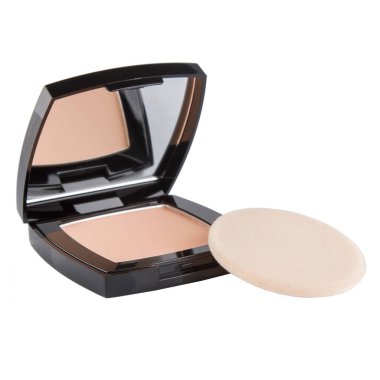 Plastik bir kutuda yüz makyajı için kozmetik pudrası ve beyaz arka planda pudra pudrası.