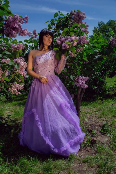Young Brunette Woman Beautiful Dress Garden Blooming Purple Bushes — Stock Photo, Image
