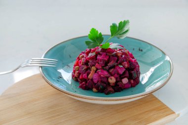 Haşlanmış sebzeli salata, salatalık turşusu, lahana turşusu ve beyaz üzerine izole edilmiş konserve yeşillikler. Geleneksel Rus yemeği. Vejetaryen yemeği..